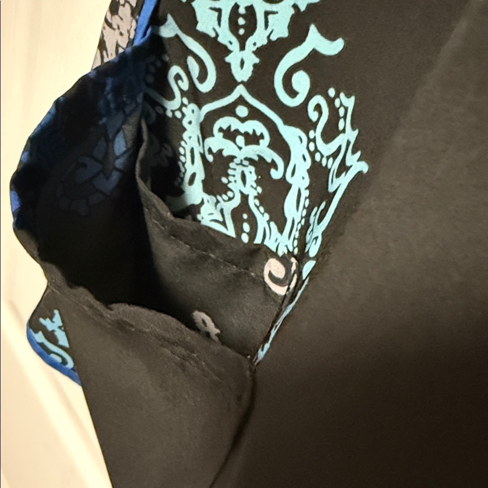 Buttersoft Stretch Black and Blue Patterned Short Sleeve Scrub Top - Picture 4 of 4